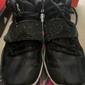 Kyrie 6 (GS) boy’s 5Y in good condition